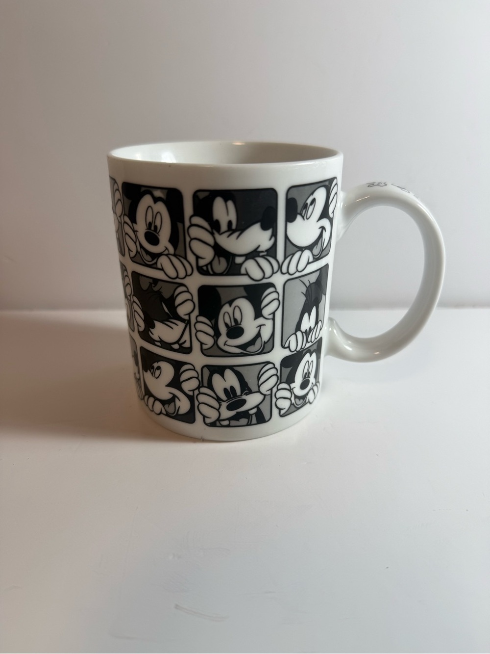 Disney ZRIKE Grid Print Coffee Mug Cup Black & White Mickey Goofy Excellent!
